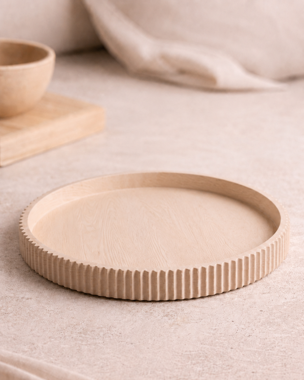Enso tray in Latte beige, minimalistisch rond plateau met subtiele textuur.