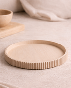 Enso tray in Latte beige, minimalistisch rond plateau met subtiele textuur.
