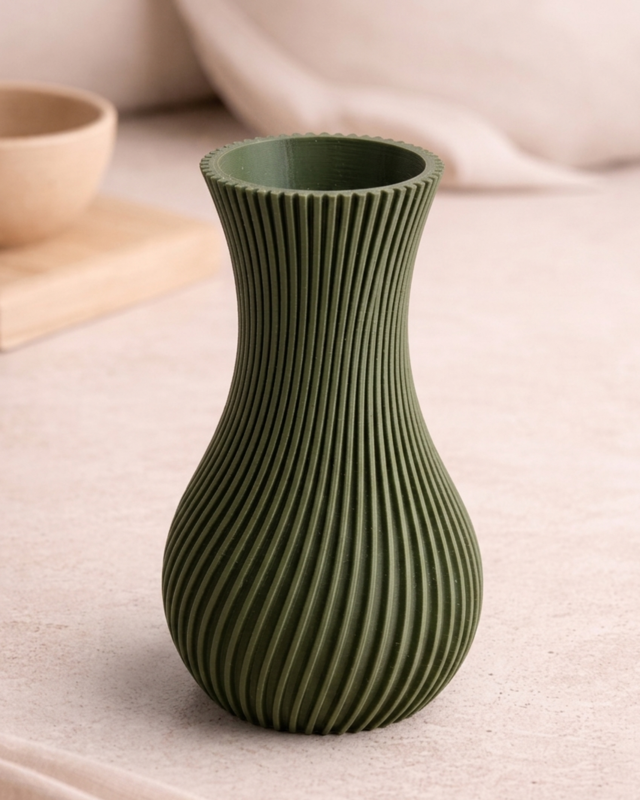 Minimalistische 3D geprinte Nami Vase in Japandi stijl met golvende lijnen in Olive