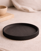 Donker Enso dienblad in Ink, minimalistisch Japandi design.