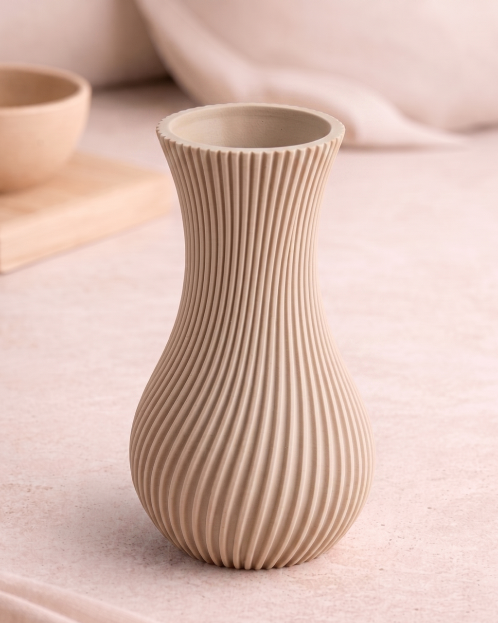 Minimalistische 3D geprinte Nami Vase in Japandi stijl met golvende lijnen in Latte