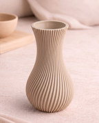 Minimalistische 3D geprinte Nami Vase in Japandi stijl met golvende lijnen in Latte