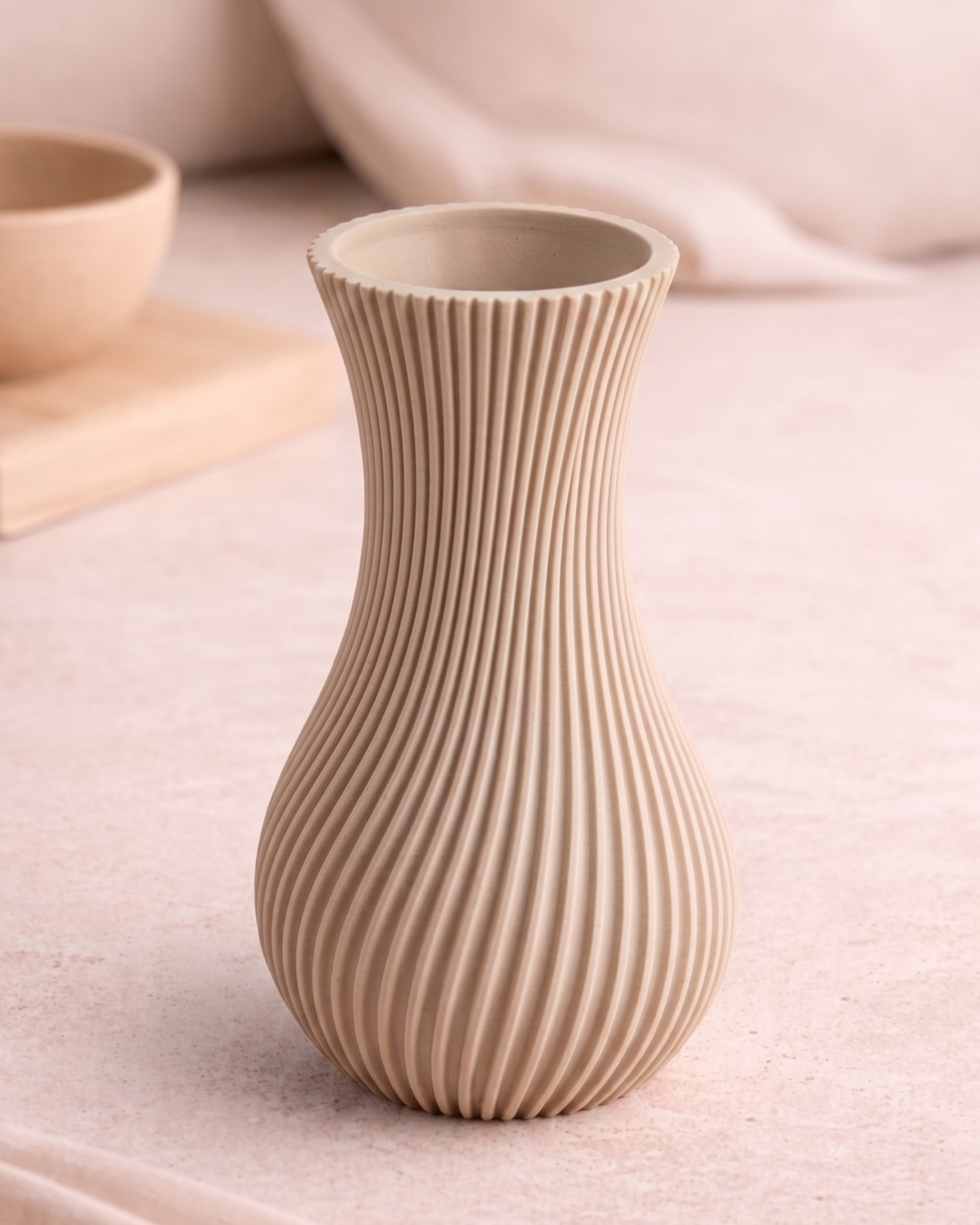 Minimalistische 3D geprinte Nami Vase in Japandi stijl met golvende lijnen in Latte