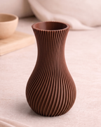 Minimalistische 3D geprinte Nami Vase in Japandi stijl met golvende lijnen in Mocha