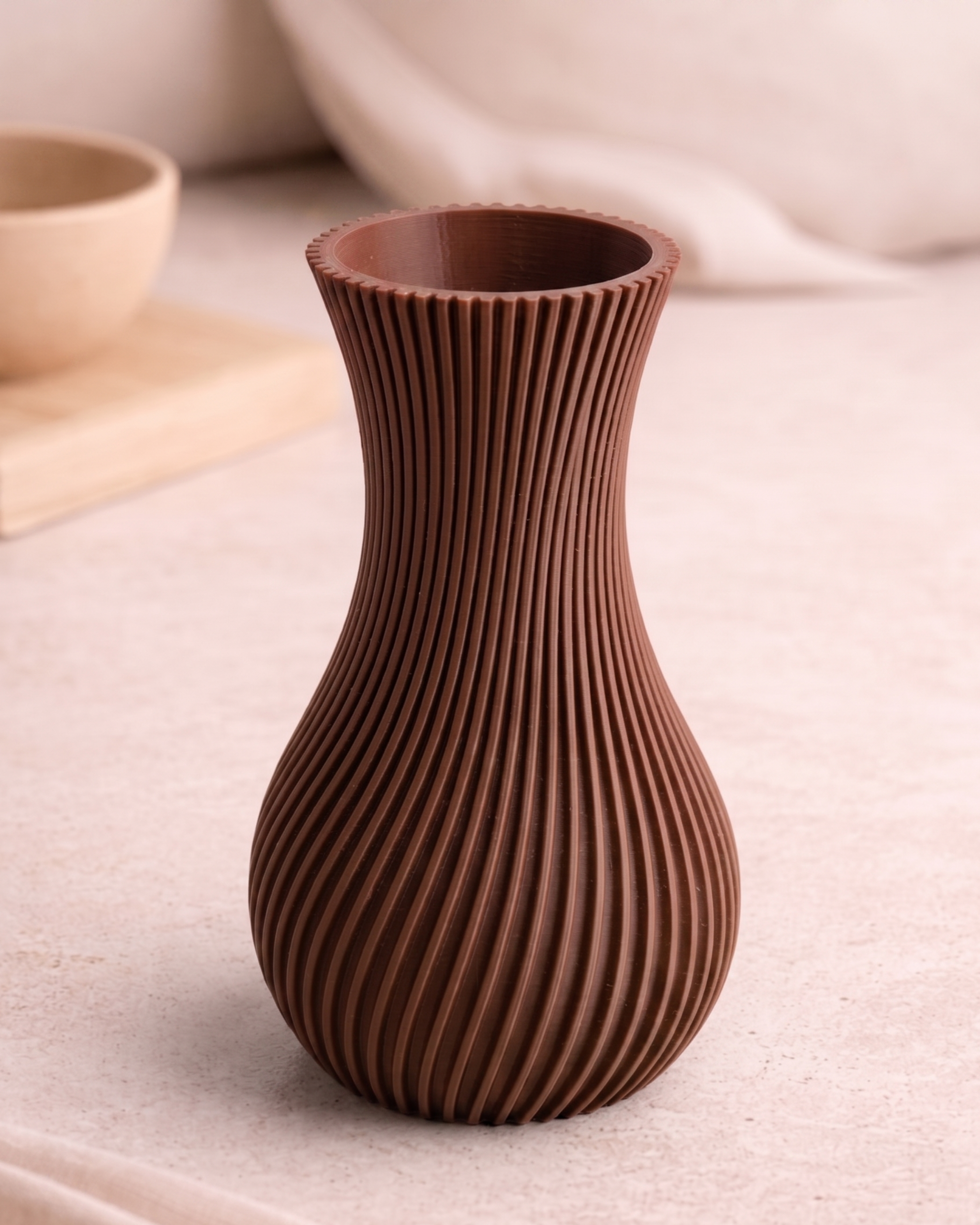 Minimalistische 3D geprinte Nami Vase in Japandi stijl met golvende lijnen in Mocha