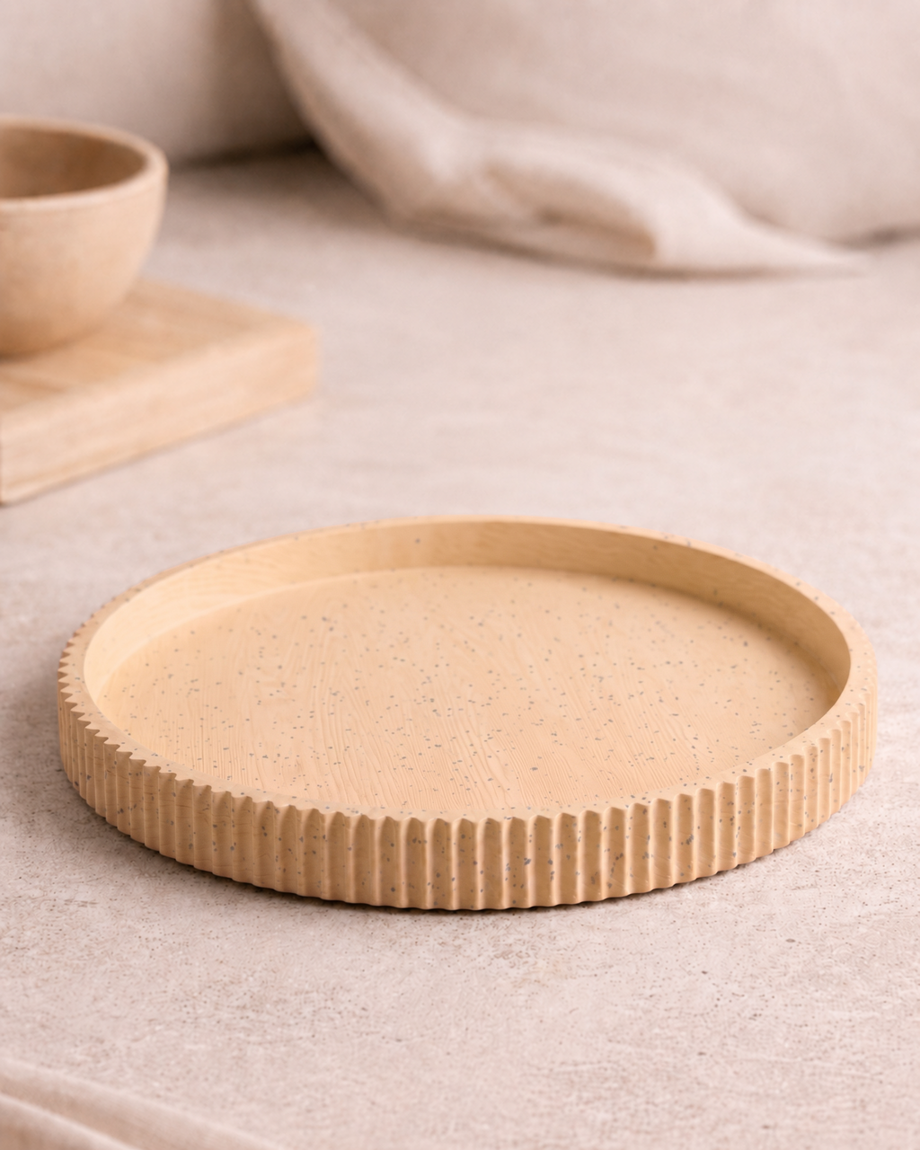 Enso tray in Stone grijs, strak rond design voor een rustig interieur.