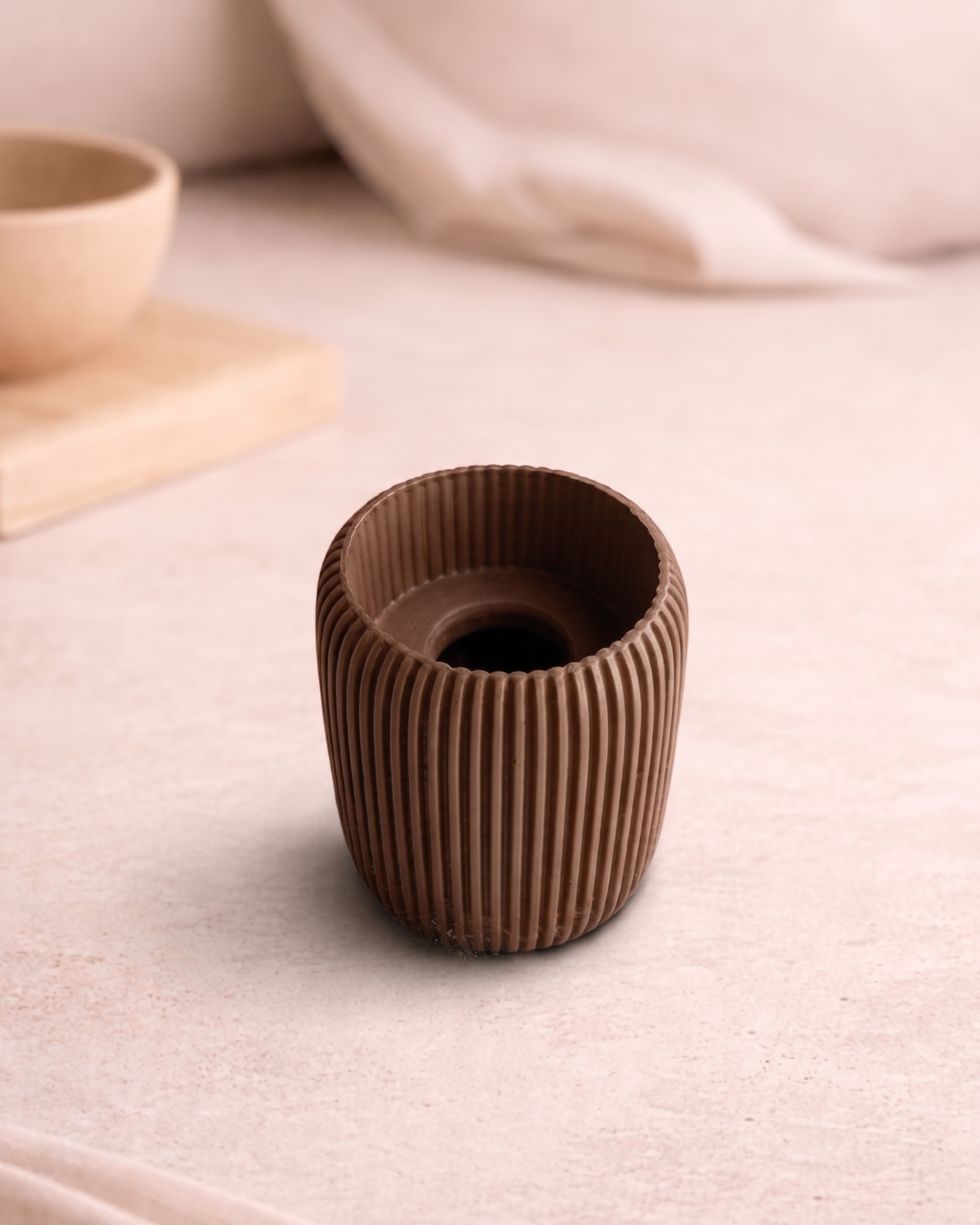 3D geprinte Hikari Holder in Japandi stijl met verticale ribbels voor LED waxinelicht in Mocha