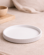 Helder wit Enso dienblad in Cotton, minimalistisch Japandi design.