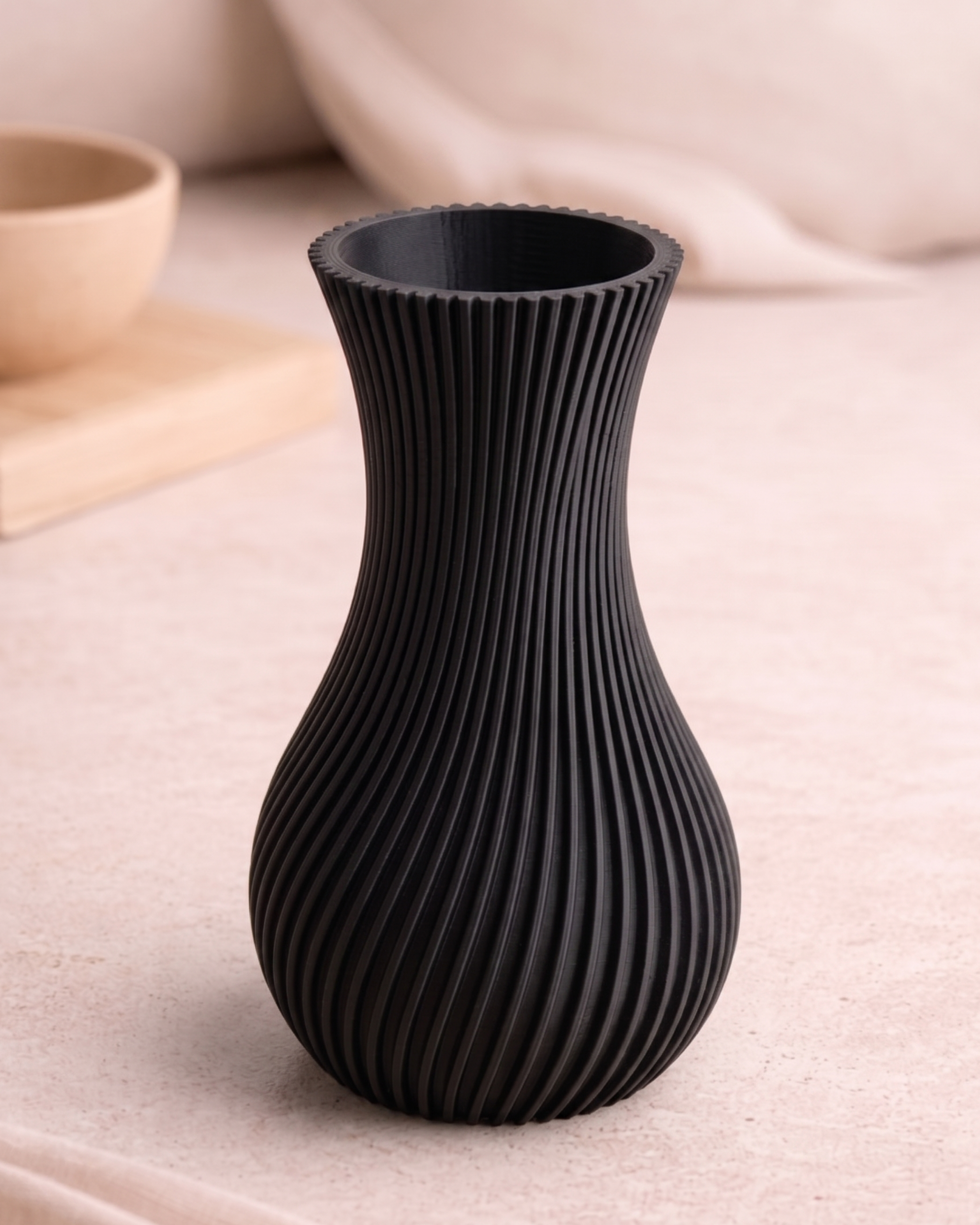 Minimalistische 3D geprinte Nami Vase in Japandi stijl met golvende lijnen in Ink